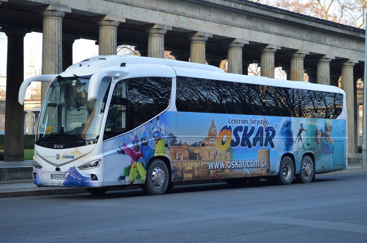 Ein Irizar integral Reisebus vom polnischen Fuhrunternehmen OSKAR am 21.12.16 Berliner Museumsinsel.