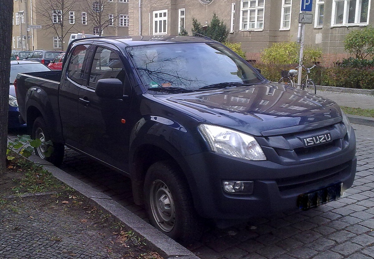 Ein ISUZU D-MAX (1.Generation) Pickup am 11.11.13 Berlin-Pankow.