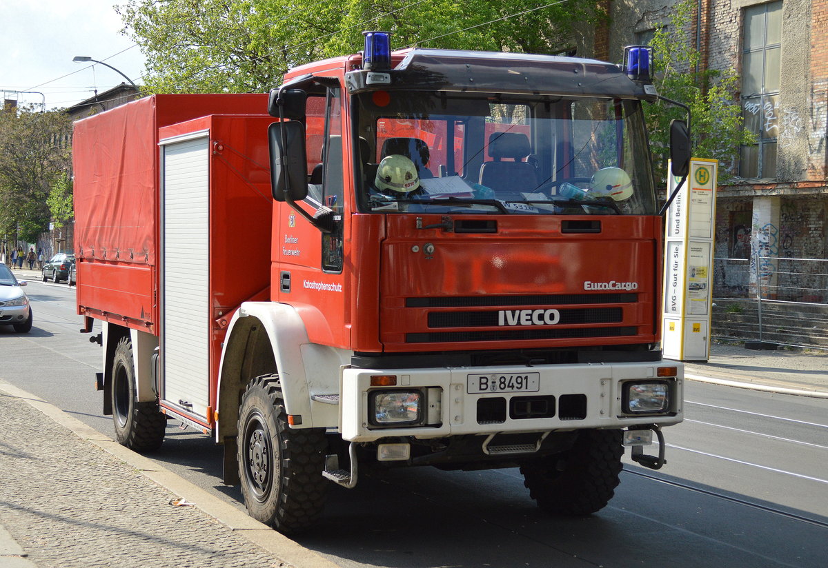 Ein IVECO Schlauchwagen 2000 Tr (SW 2000 Tr) der Berliner Feuerwehr (Katastrophenschutzfahrzeug) am 11.05.16 Großbrand Berlin-Lichtenberg, Hertzbergstr.