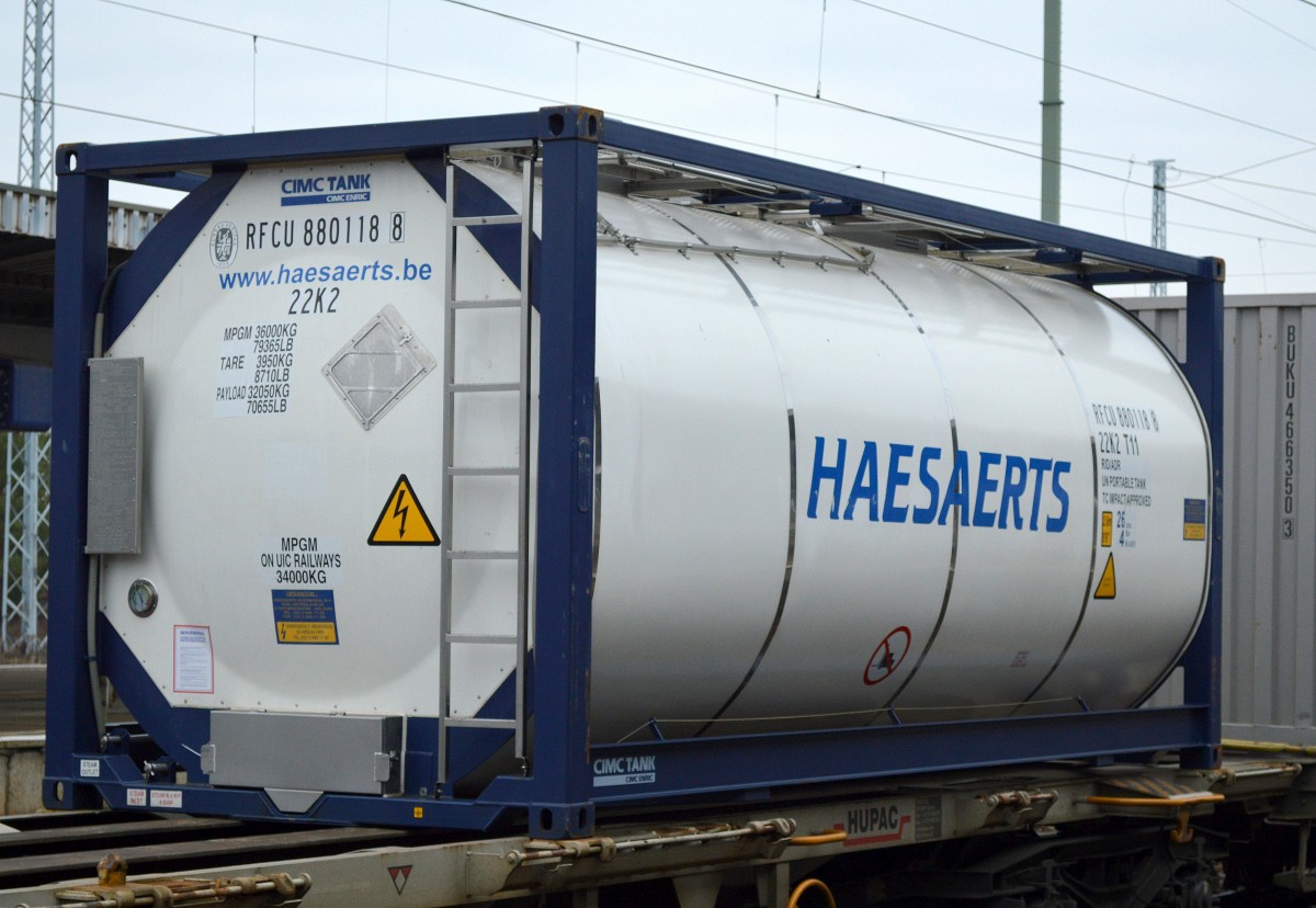 Ein Kesselcontainer vom belgischen Intermodal Unternehmen HAESAERTS am 18.02.16 Bhf. Flughafen Berlin Schönefeld.