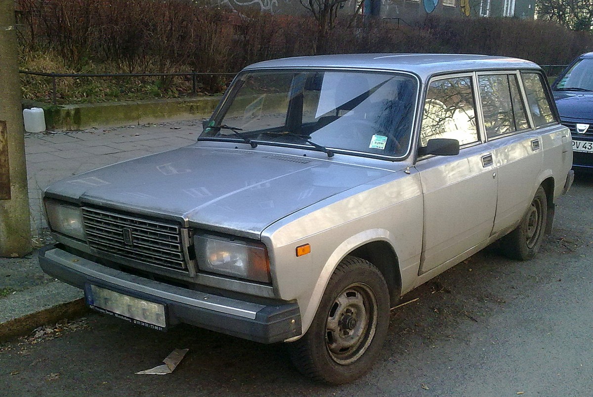 Ein Lada Nova 2104 Kombi wie ab 1984 produziert wurde, ein inzwischen nur noch sehr selten zu sehendes Fahrzeug, 25.02.14 Berlin-Pankow.