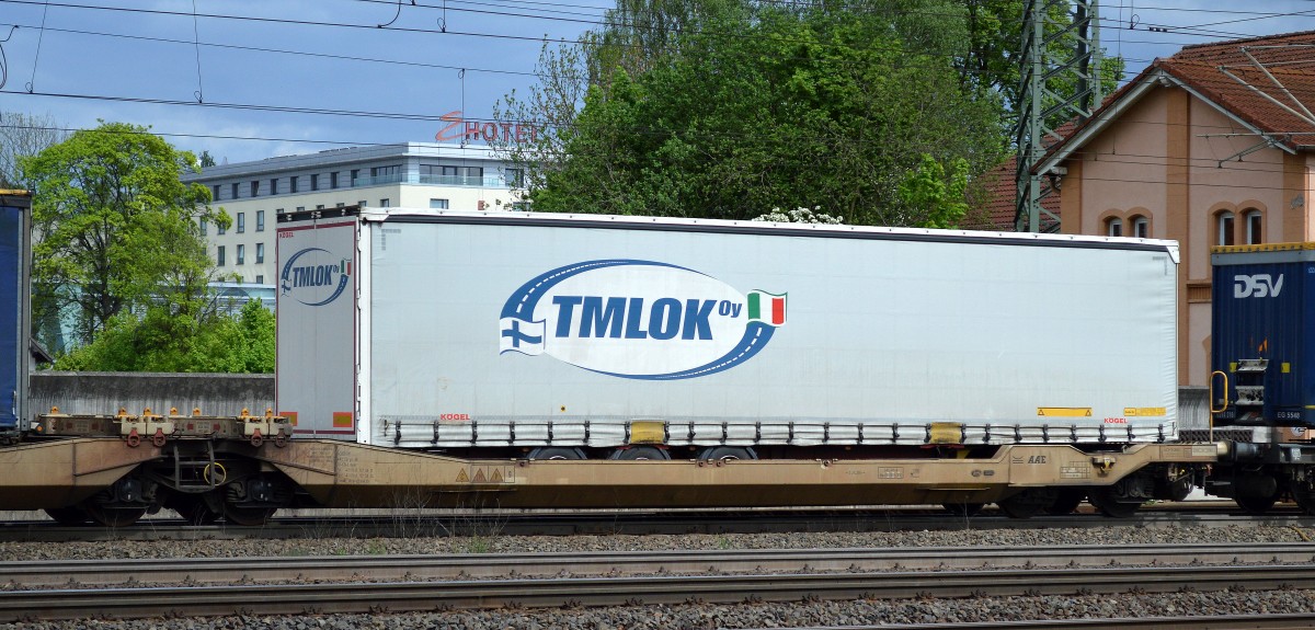 Ein LKW- Auflieger mit einer Sped. TMLOK OY die zwischen Finnland und Italien verkehrt am 03.05.14 Bhf. Fulda.