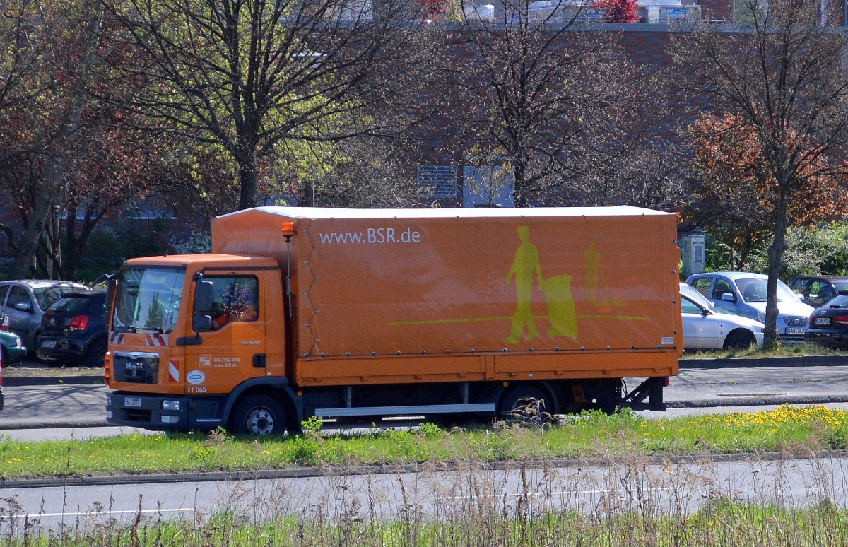 Ein MAN TGL 8.150 Laster mit Pritschenaufbau mit Planeüberzug der Berliner Stadtreinigung (BSR Nr. TT 045), 15.04.14 Berlin-Marzahn.