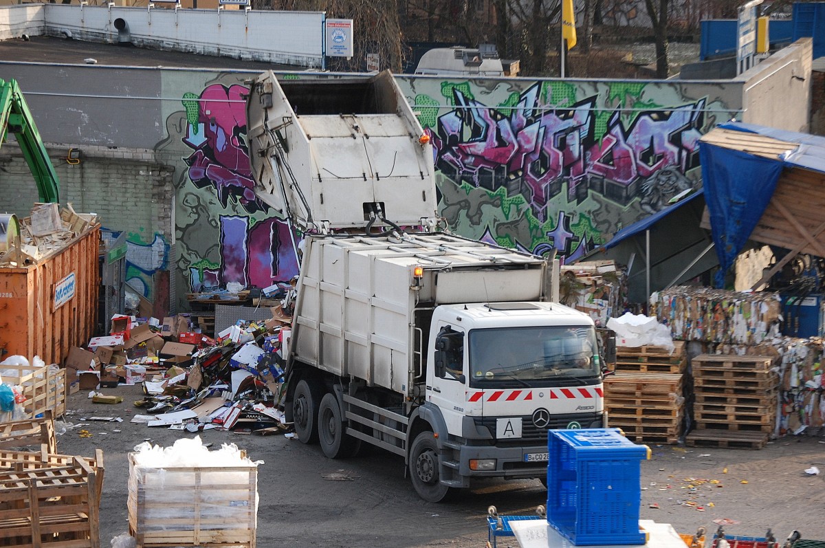 Ein MB ATEGO 2528 Müllentsorgungsfahrzeug entleert Altpapier + Pappe auf dem Recyclinghof einer Entsorgungfirma, 03.02.14 Berlin-Putlitzbrücke.