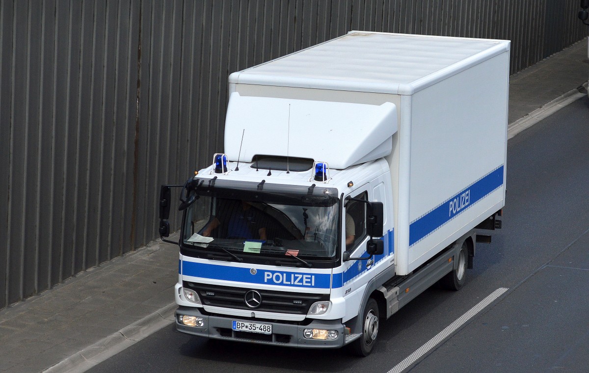 Ein MB ATEGO 818 der Bundespolizei (LKW geschlossen mit Ladebordwand) am 07.05.15 Berliner Stadtautobahn Höhe Knobelsdorffstr.