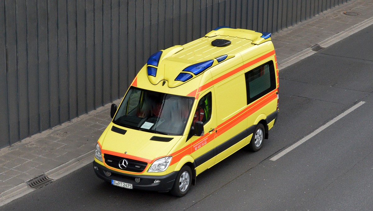 Ein MB Sprinter Krankentransporter der Fa. Krankentransport Allgaier aus Berlin am 13.04.15 Berliner Stadtautobahn Höhe Kaiserdamm.