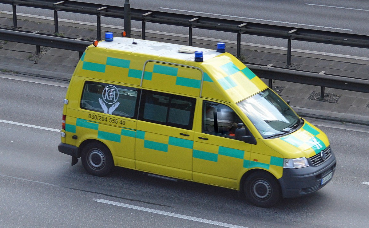 Ein mir bisher völlig unbekanntes (VW) Krankentransportfahrzeug ein Berliner Firma am 01.09.15 Berliner Stadtautobahn Höhe Sachsendamm.