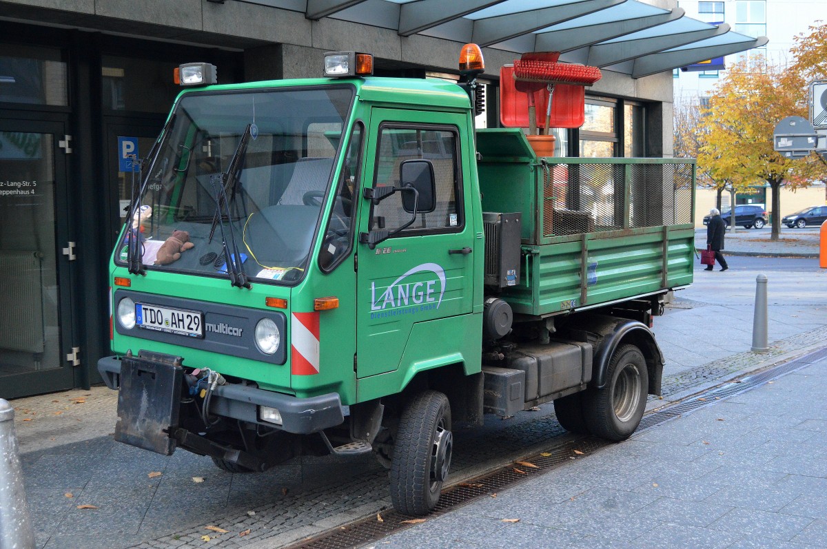 Ein multicar M 26 Profiline einer Dienstleistungsfirma am 27.10.15 Berlin-Hellersdorf.