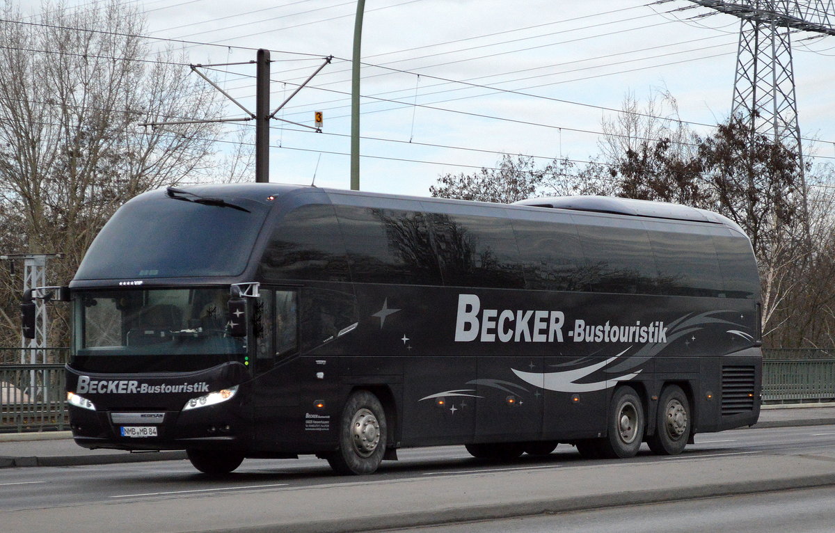 Ein Neoplan Ctyliner vom Reisebusunternehmen BECKER in schwarz am 08.12.16 Berlin-Marzahn.