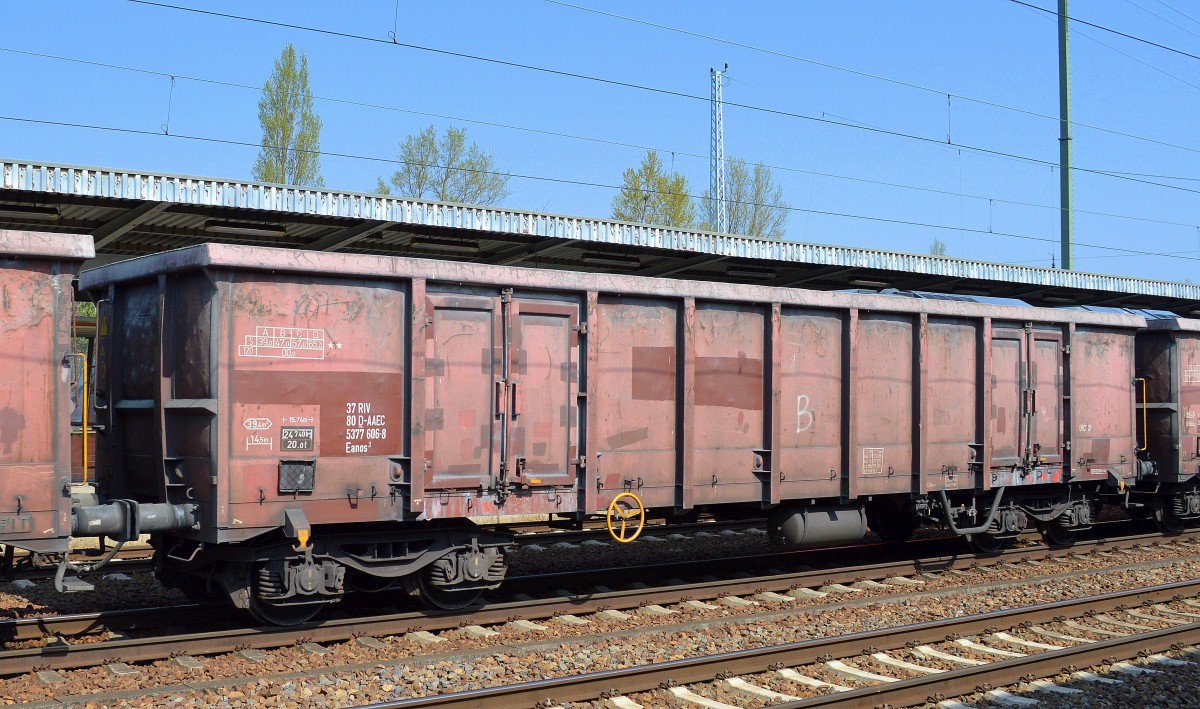 Ein offener Drehgestell-Güterwagen vom Einsteller AAE Cargo AG mit der Nr. 37 RIV 80 D-AAEC 5377606-8 Eanos 3 am 24.04.15 Bhf. Flughafen Berlin-Schönefeld. 