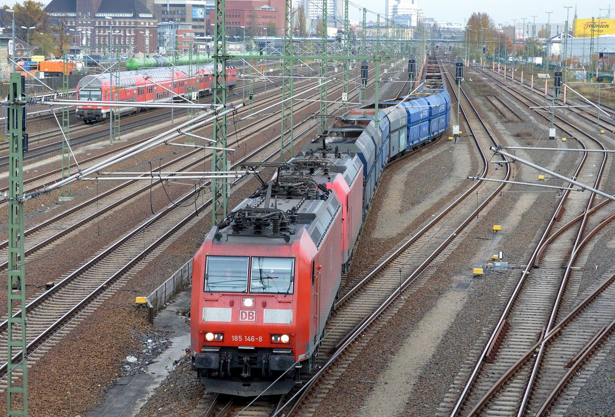 Ein PKP Kohlezug wird von der DB-Doppeltraktion 185 146-8 + 185 009-8 am 04.11.14 gegenüber dem Berliner Westhafen abgeholt. 