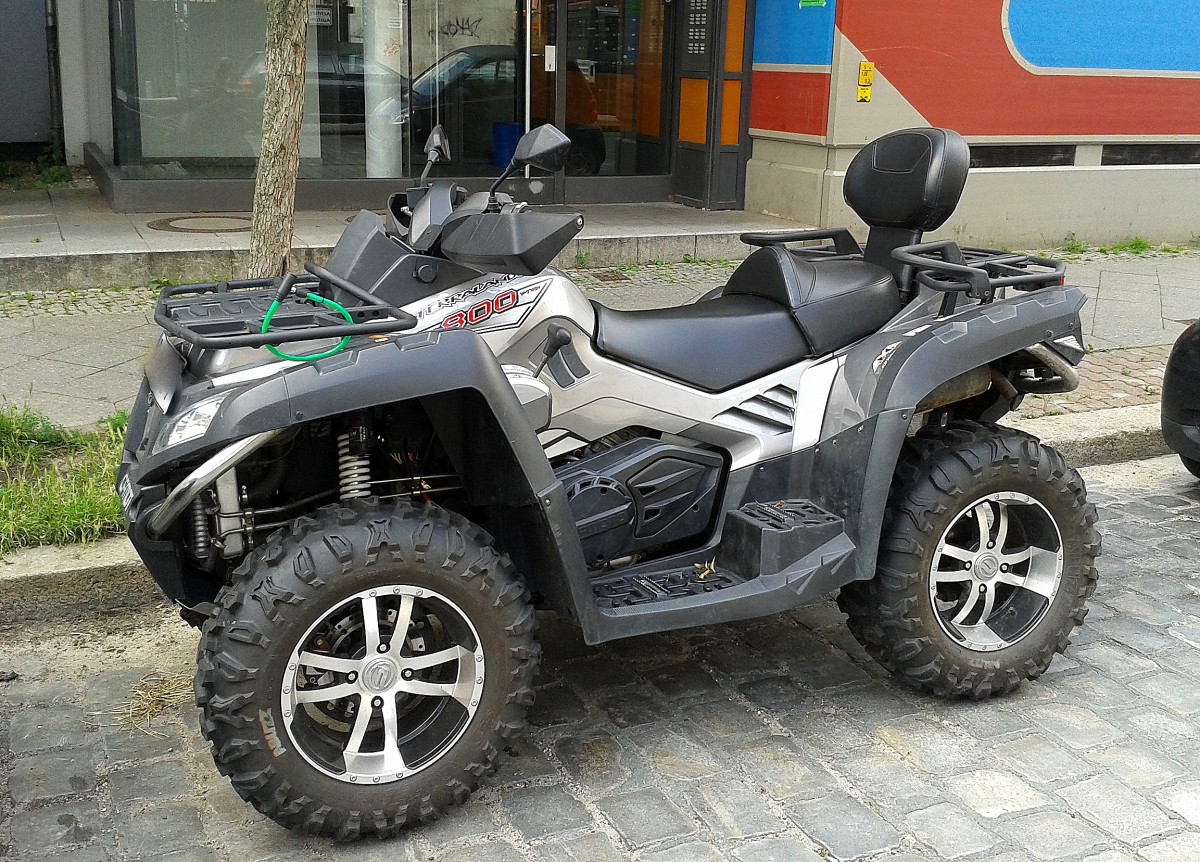 Ein richtig groes und protziges Quad, es ist ein sogenanntes ATV (All-Terrain-Vehicles) vom chinesischen Hersteller CFMOTO mit der Bezeichnung ATV 800, 13.07.14 Berlin-Schneberg. 