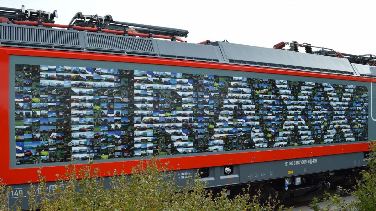 Ein schöner Einfall aber nur aus seiltlicher Perspektive abzulichten, die Bildersammlung aller TRAXX Familienmitglieder mit TRAXX Logo an der neuen DB Lok (91 80 6187 009-6 D-DB) am 24.09.14 auf der Inno Trans.