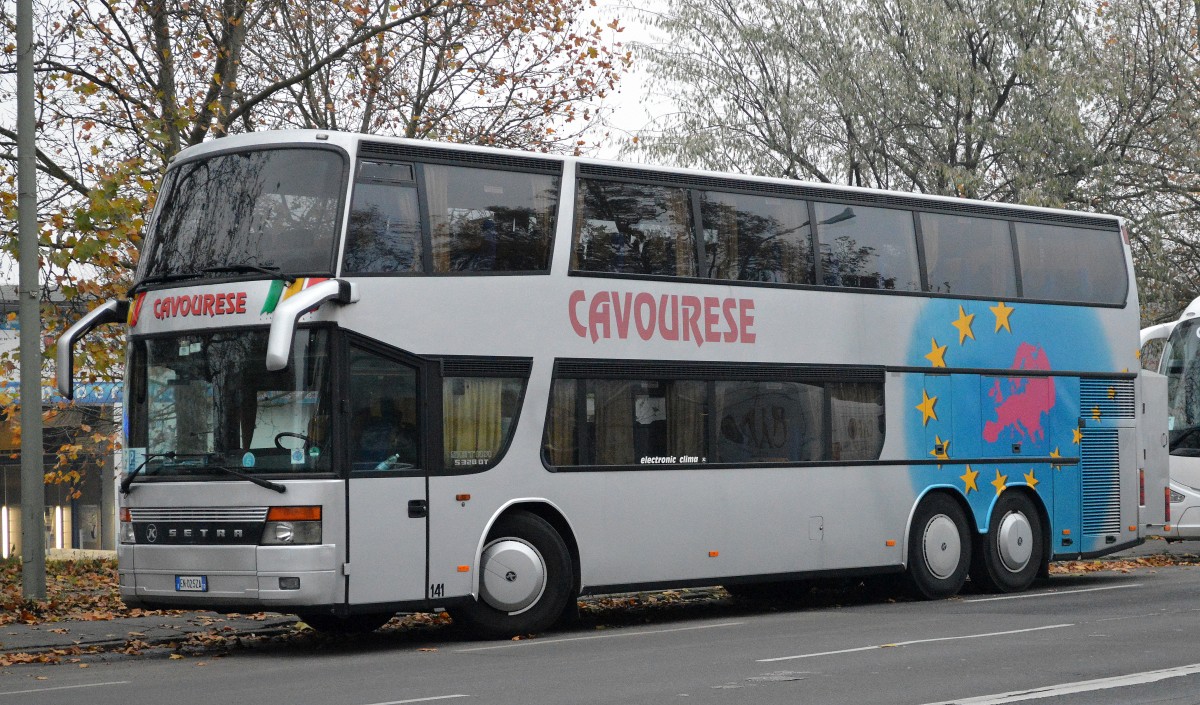 Ein SETRA S 328 DT Doppelstockreisebus aus Italien von der Fa.CAVOURESE am 13.11.14 Berlin Storkower Str.