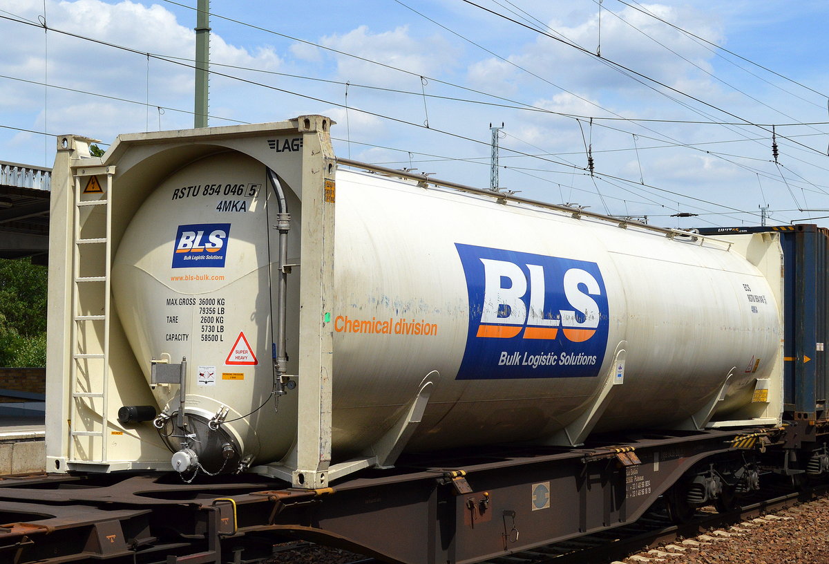 Ein Tankcontainer der Fa.BLS International Bulk Logistic Solutions (Chemical) Ltd. mit Stützpunkten in Irland, Großbritannien und den Niederlanden am 23.07.16 Bf. Flughafen Berlin-Schönefeld.