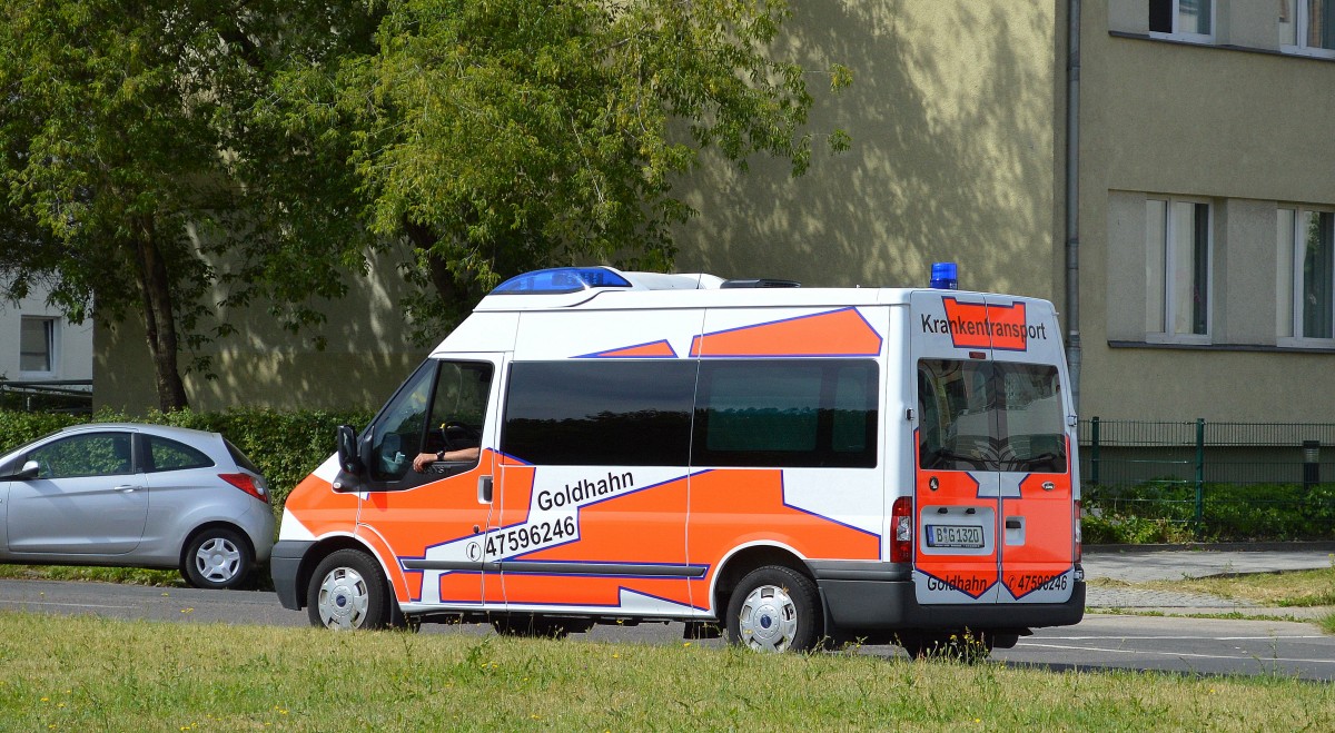 Ein Taxifuhrunternehmen aus Berlin, die Fa. Taxi-Goldhahn GmbH bietet zusätzlich auch Krankentransporte mit einem FORD TRANSIT an, 18.06.14 Berlin-Pankow.