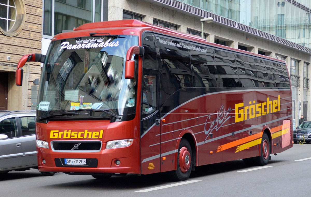 Ein VOLVO Comfort Class Panoramabus der Fa. Gröschel am 28.03.15 Berlin-Mitte. 
