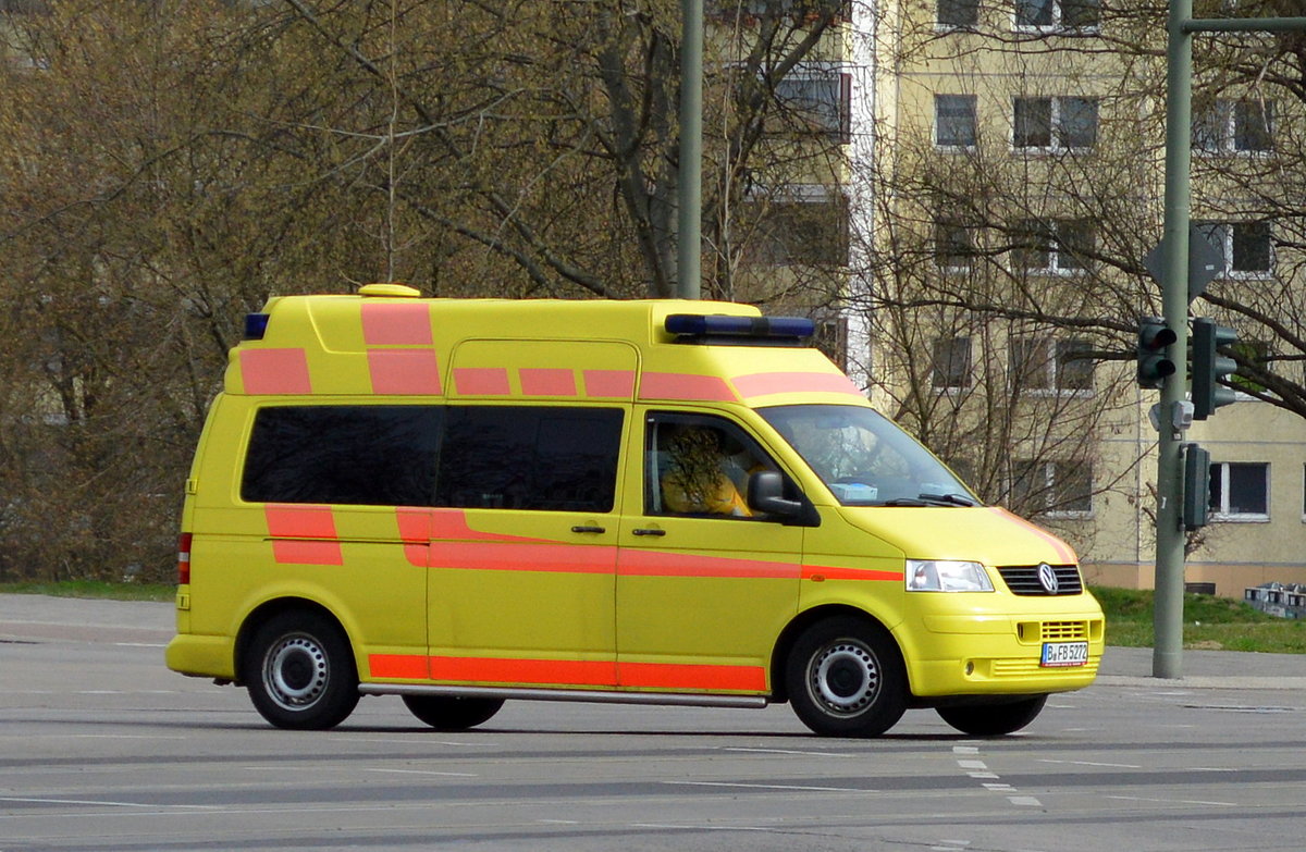 Ein VW Krankentransporter aus Berlin, Fa.? am 04.04.16 Berlin-Marzahn.