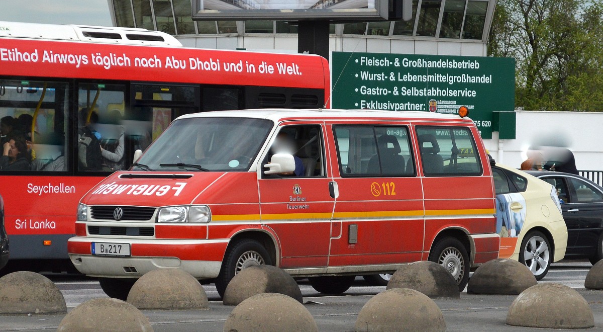 Ein VW T 5 als ELW 1 der Berliner Feuerwehr am 05.05.15 Berlin-Beusselbrücke.