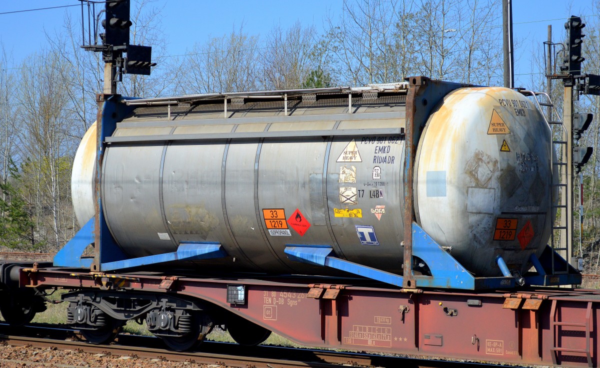 Ein ziemlich gewaltiger Kesselcontainer der Fa.? für das hochexplosive Transportgut 2-Propanol UN-Nr. 33/1219 am 15.04.15 Bhf. Flughafen Berlin-Schönefeld.