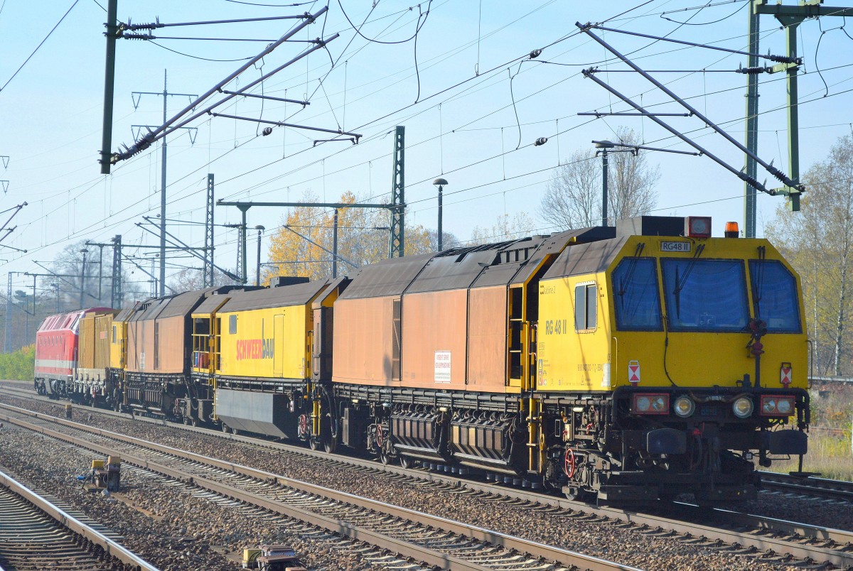 Eine von den sehr leistungsstarken zwei Schienenschleifmaschinen von der Fa. Schweerbau, die RG 48 II (99 80 9427 002-7) vom Hersteller LORAM aus dem Jahr 2010 am Haken von CLR 229 147-4 am 31.10.15 Bhf. Flughafen Berlin-Schönefeld.
