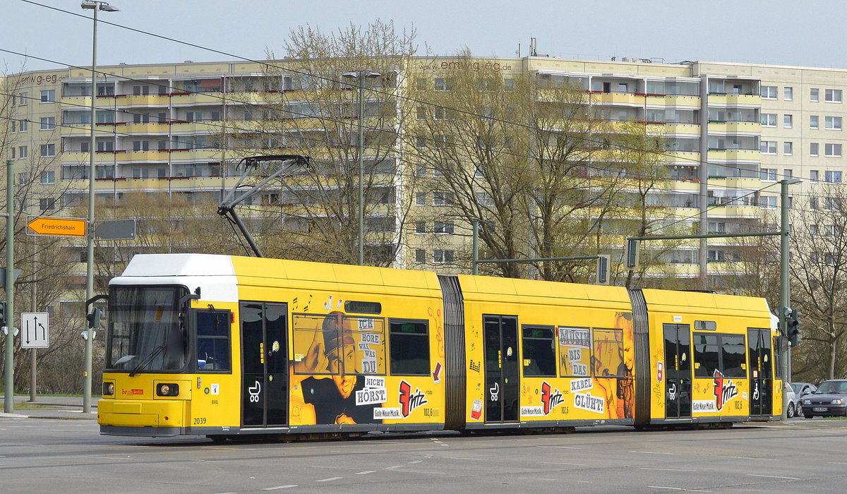 Eine TRAM der Berliner Verkehrsbetriebe (BVG Nr. 2039, Typ GT6N-Z 4.S., Bombardier Bj.2002) als Linie 18 Richtug S-Bhf.Springpfuhl am 04.04.16 Berlin-Marzahn.