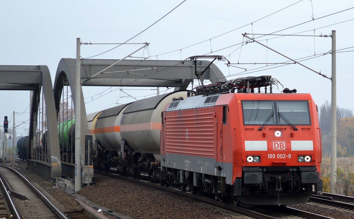 Einer der letzten DB Güterzüge die ich ca 1,5 Std. vor dem Streik im Güterverkehr noch sah war 189 002-9 mit einigen Kesselwagen Richtung Innenstadt am 05.11.14 Berlin-Pankow. 