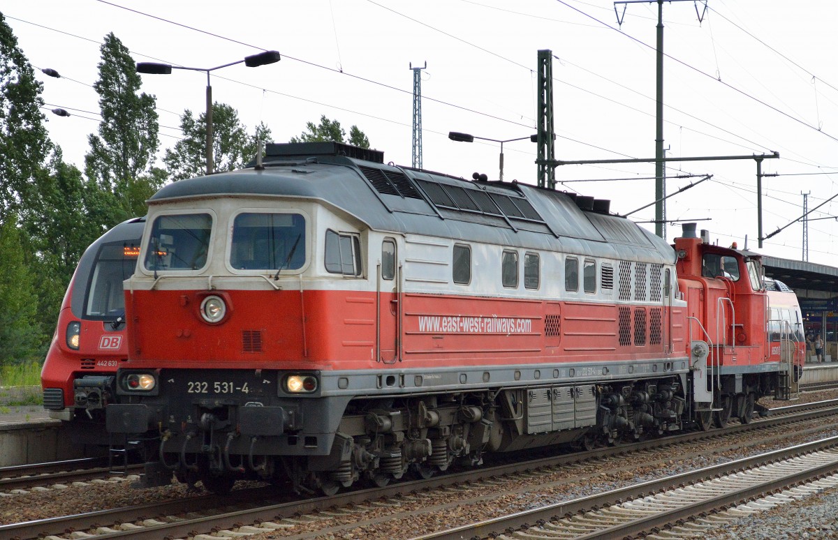 EWR Lok 232 531-4 mit DB 363 163-7 am haken bei der Durchfahrt Bhf. Flughafen Berlin-Schnefeld. 