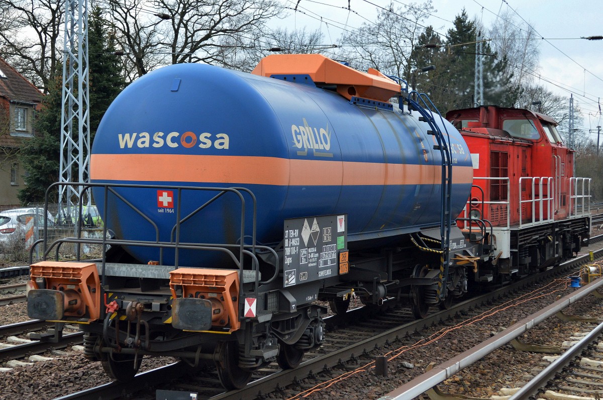Gasdruckkesselwagen vom Einsteller Wascosa für die Fa. GRILLO mit der Nr. 37 TEN-RIV 80 D-WASCO 7809 108-9 Zagns (UN-Nr. 268/1079 = Schwefeldioxid) am 07.03.16 Berlin-Hirschgarten.