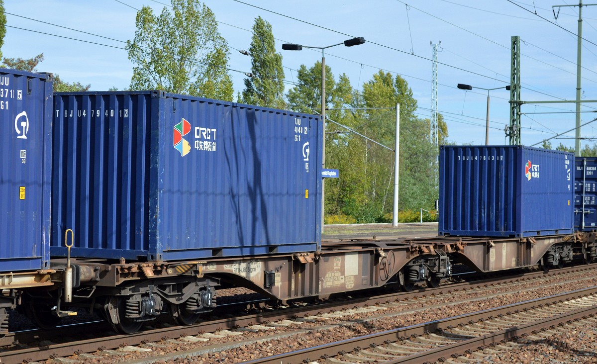 Gelenk-Containertragwagen mit der Nr. 33 RIV 68 D-AAEC 4952 209-7 Sggmrs 90 49 am 16.09.15 Bhf. Flughafen Berlin-Schönefeld.