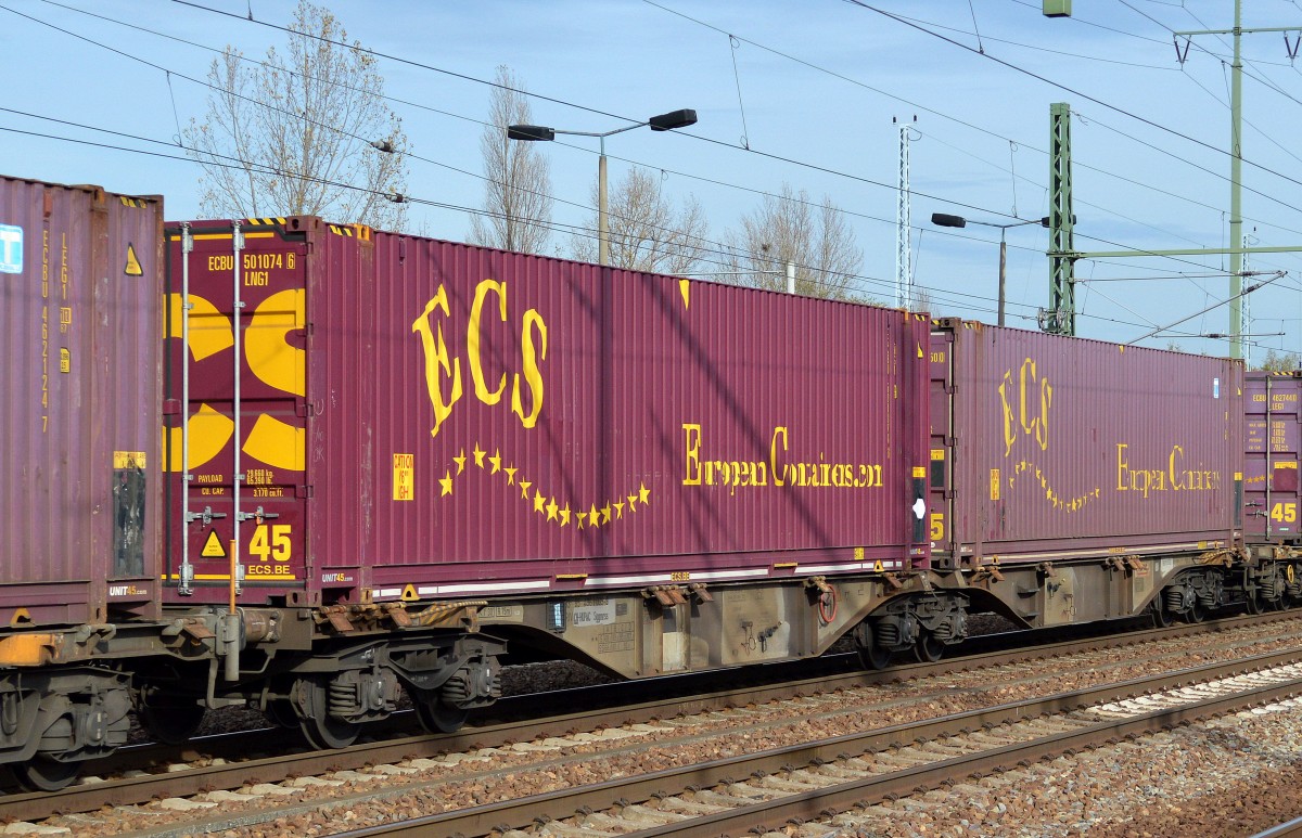 Gelenk-Containertragwagen vom schweizer Einsteller HUPAC mit der Nr. 33 RIV 85 CH-HUPAC 496 1 009-9 Sggmrss am 03.11.14 Bhf. Flughafen Berlin-Schönefeld.