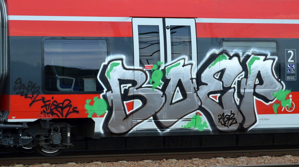 Graffiti gesichtet auf 442 128 am 15.07.14 Bhf. Flughafen Berlin-Schönefeld.