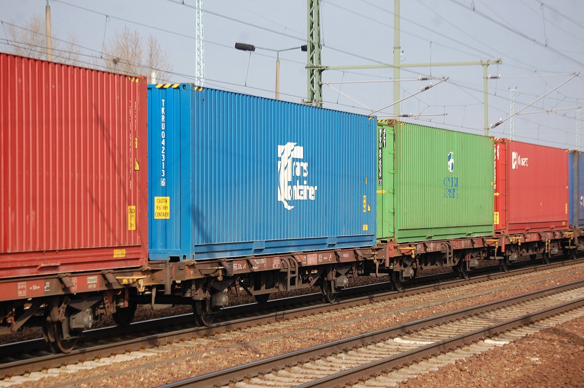 Häufig, manchmal auch fast ausschließlich aus blauen Container( Aufschrift TRANS CONTAINER) bestehende Güterzüge kann man regelmäßig sichten, dahinter steht ein Logistikriese (Intermodal Container Operator) aus Russland, 04.03.14 Bhf. Flughafen Berlin-Schönefeld. 