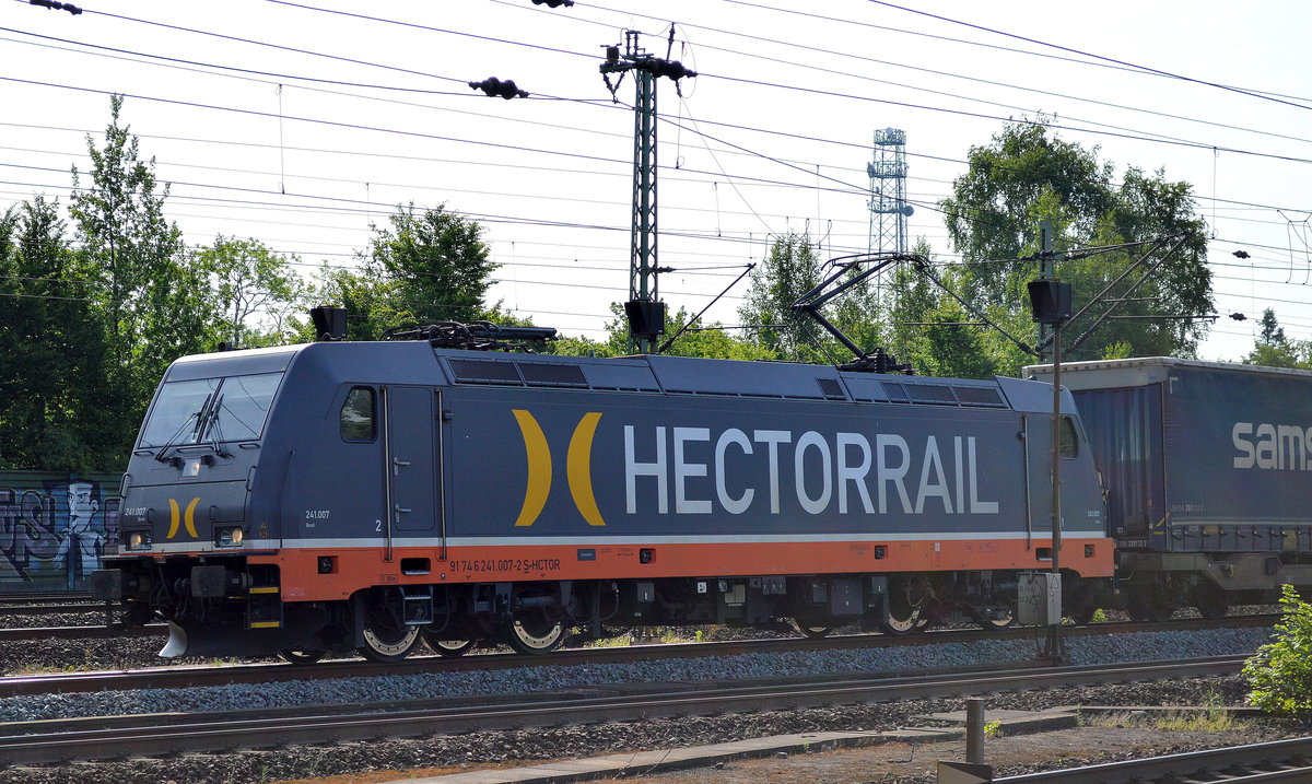 Hector Rail AB 241.007-2  Bond  (INR 91 74 6 241.007-2 S-HCTOR, Bombardier Bj.2008) mit Container/KLV- Zug am 20.06.17 Vorbeifahrt Bf. Hamburg-Harburg.