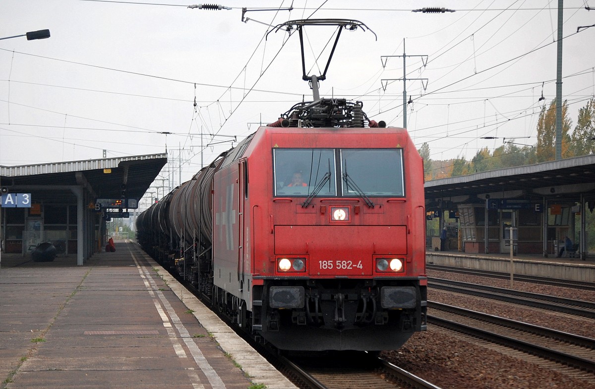HGK 2051/185 582-4 mit Kesselwagenzug bei der Durchfahrt im Bhf. Flughafen Berlin-Schnefeld, 09.10.13