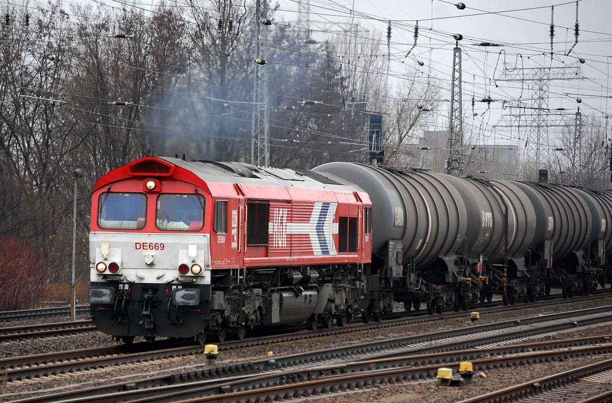 HGK DE669 (266 069-4) mit Kesselwagenzug am 10.12.13 Berlin-Springpfuhl.