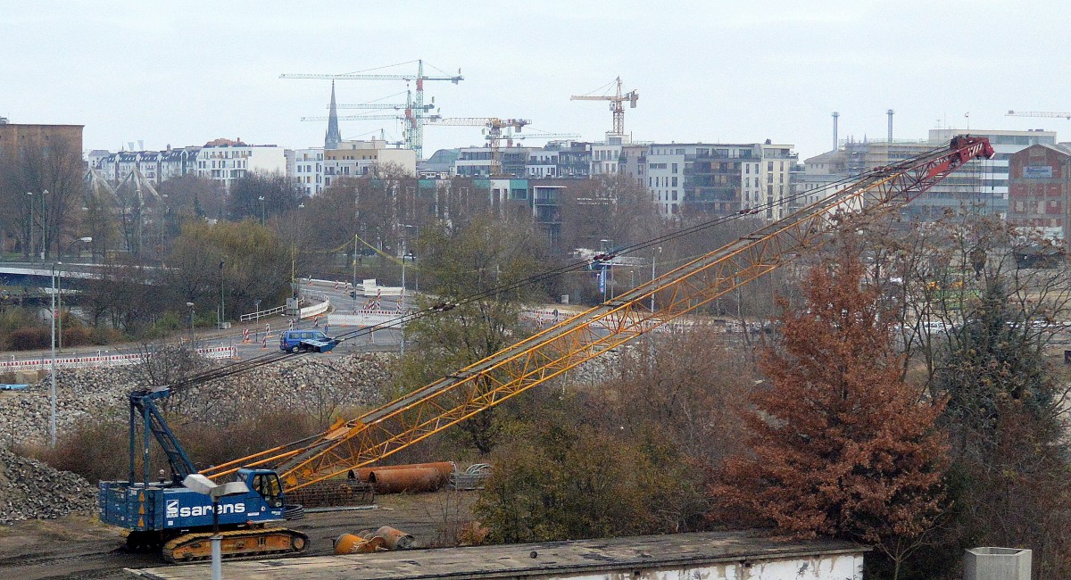 Hier ein gewaltiger Seilbagger der Fa. sarens, Typ? auf der Großbaustelle Neubau S-Bahnlinie S21 in Berlin-Wedding am 07.12.14 