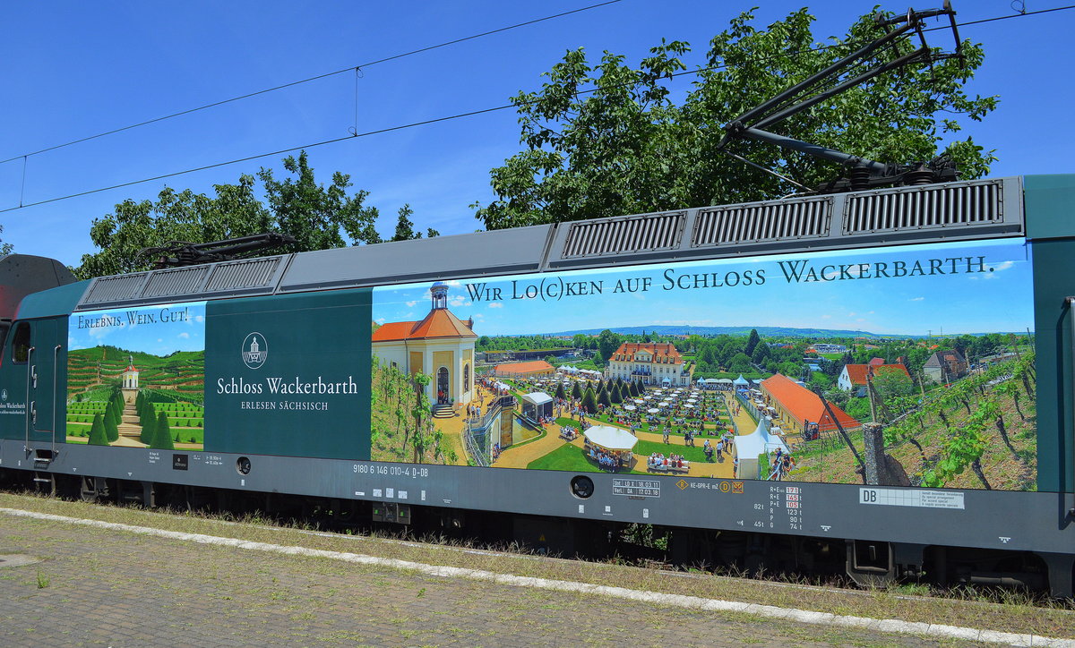 Hier noch ein Detailbild der wirklich gelungenen Werbelok die bei der DB Regio AG Region Südost Dresden im Einsatz ist, es ist die 146 010-4  Schloss Wackerbarth  hier als Schublok der S1 nach Meißen Triebischtal im Bf. Dresden-Strehlen.