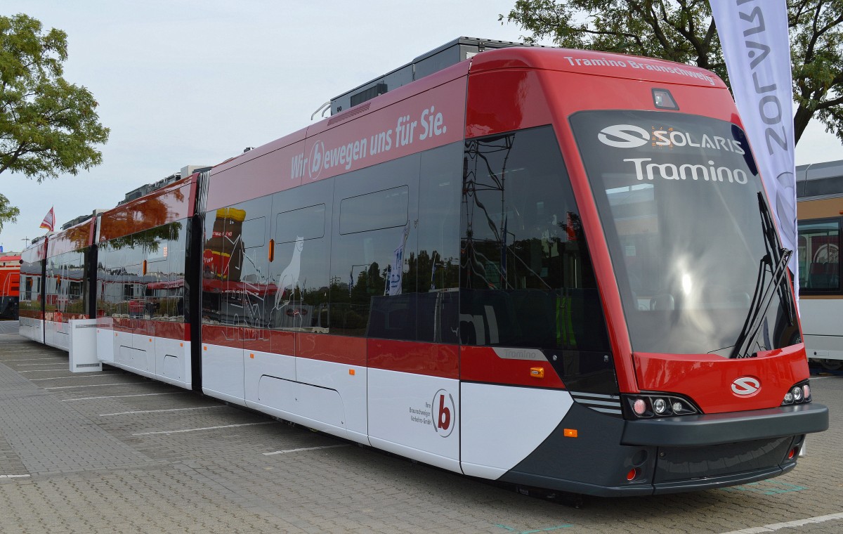 Hier päsentiert die Fa. SOLARIS BUS & COACH die für die Braunschweig Verkehrs GmbH gebaute SOLARIS TRAMINO Straßenbahn, Inno Trans 2014 am 24.09.14 