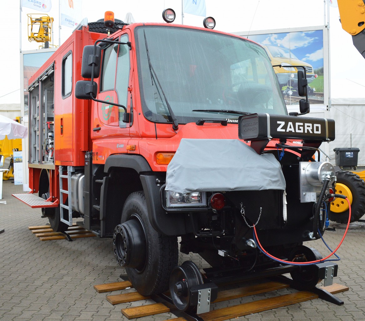 Hier zeigt die Fa. ZAGRO eine Zweiwegeversion des MB UNIMOG U 400 als Feuerwehrfahrzeug der IRR - Internationale Rheinregulierung eine Alarmbereitschaft zum Hochwasserschutz in Östereich und der Schweiz am 26.09.14 Inno Trans Berlin.