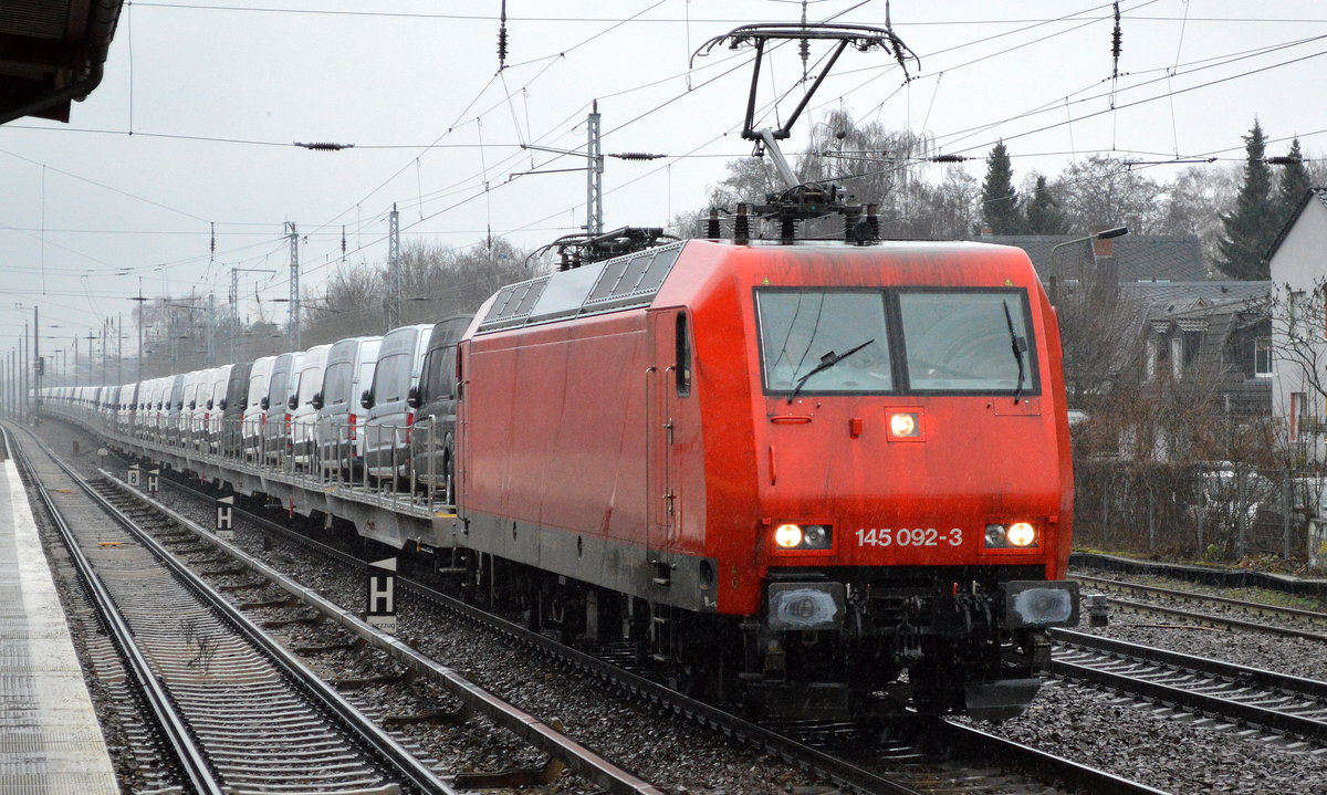 HSL mit 145 092-3 [NVR-Number: 91 80 6145 092-3 D-BRLL] mit Nutzfahrzeug-Transportzug mit fabikneuen VW-Crafter aus polnischer Produktion am 31.01.18 Berlin-Hirschgarten.