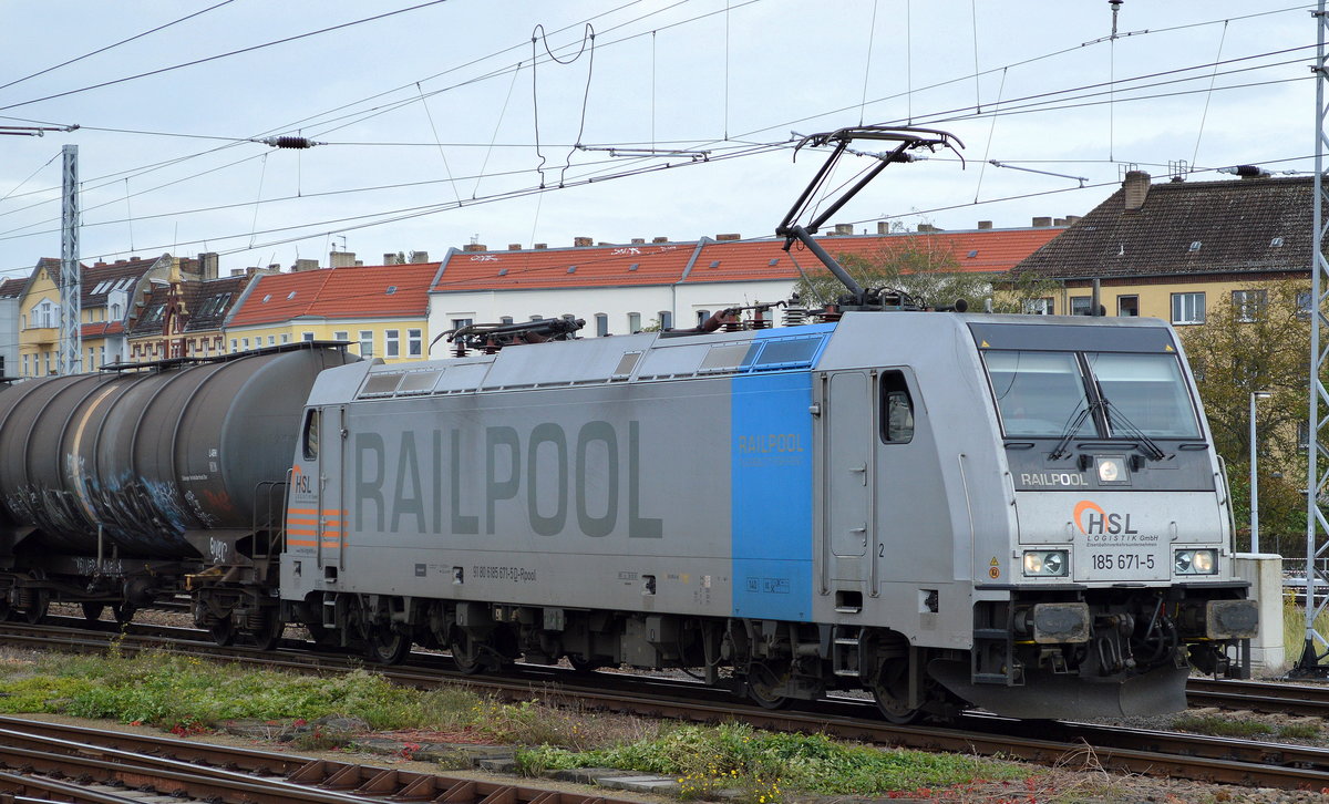 HSL mit der Railpool-Lok 185 671-5 mit Kesselwagenzug (Benzin-Transport) am 11.10.17 Durchfahrt Bf. Berlin-Lichtenberg.