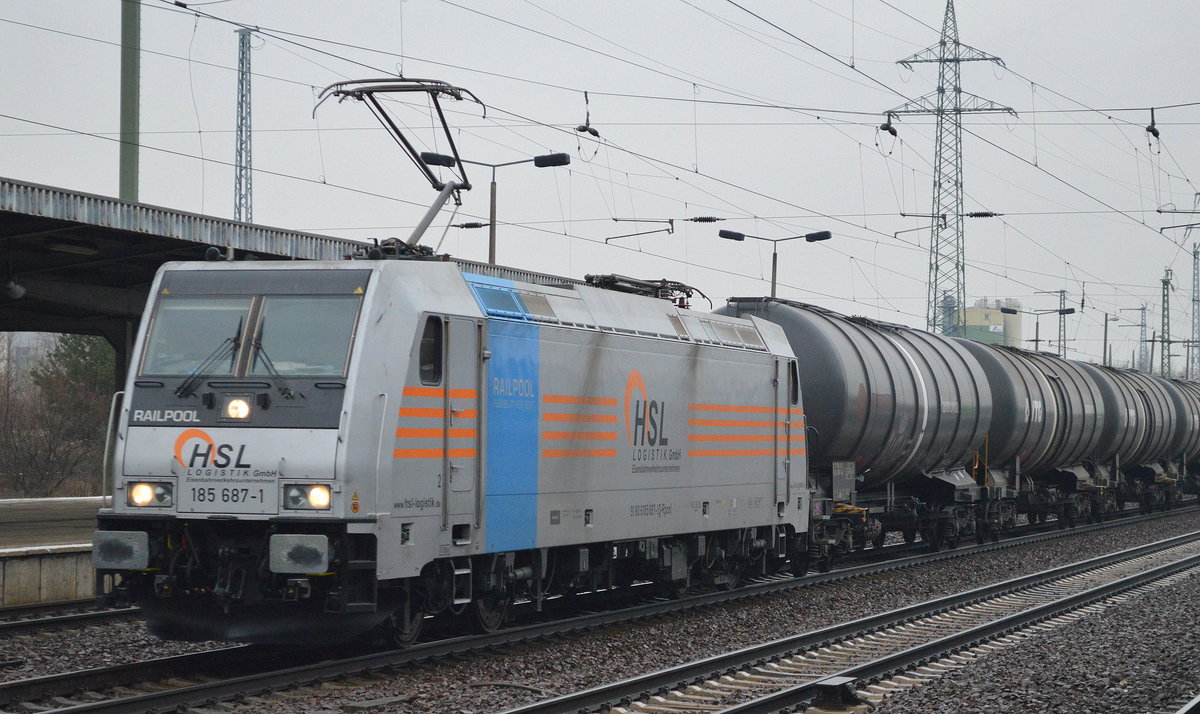 HSL mit der Railpool-Lok 185 687-1 und Kesselwagenzug am 06.12.16 Durchfahrt Bf. Flughafen Berlin-Schönefeld.