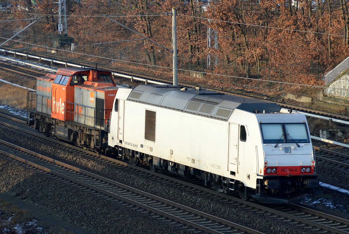 HVLE V160.7 (203 150-8) mit der immer noch weißen HVLE 285 104-6 am Haken Richtung Berliner Innenstadt am 18.02.16 Berlin-Heinersdorf.