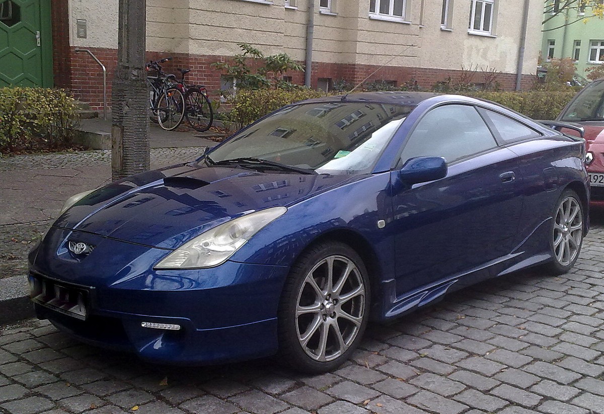 Im supersportlichem Design prsentierte sich das zwischen 1999-2005 produzierte Coup, der Toyota Celica (T23, 7.Generation), leider wurde wegen fehlender Nachfrage die Baureihe danch eingestellt, 11.11.13 Berlin-Pankow. 