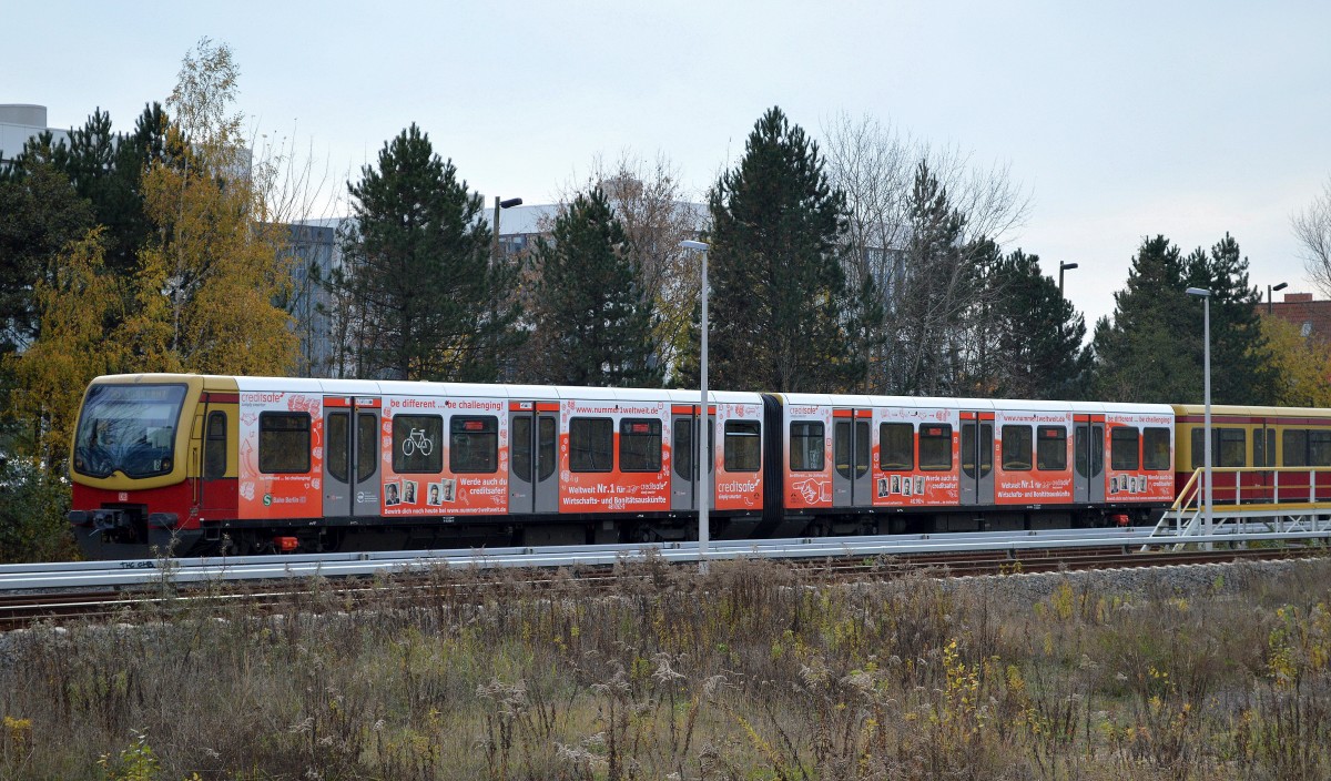 Immer mehr Viertelzüge der Berliner S-Bahn tragen aktuell Werbefolien, hier der Viertelzug 481 092-5 mit Werbefolie der Fa. creditsave auf der Linie S 45 nach Südkreuz aud dem Stumpfgleis am S-Bhf. Flughafen Berlin-Schönefeld.