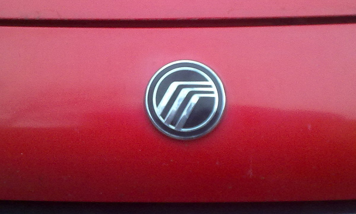 In Deutschland selten zu sehen, Frontlogo der Automarke Mercury, Mercury war ein PKW-Markw des FORD Konzerns für das Mittelklasse-Segment und wurde 1939 gegründet und leider 2011 aufgelöst, Fronthaube eines Mercury Capri am 17.11.13 Berlin-Pankow.
