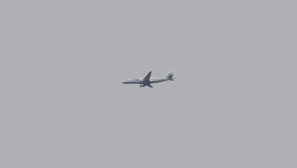 In weiter Ferne eine flybe Embraer ERJ-175STD beim Landeanflug Flughafen Berlin-Tegel über Berlin-Hohenschönhausen am 25.04.15