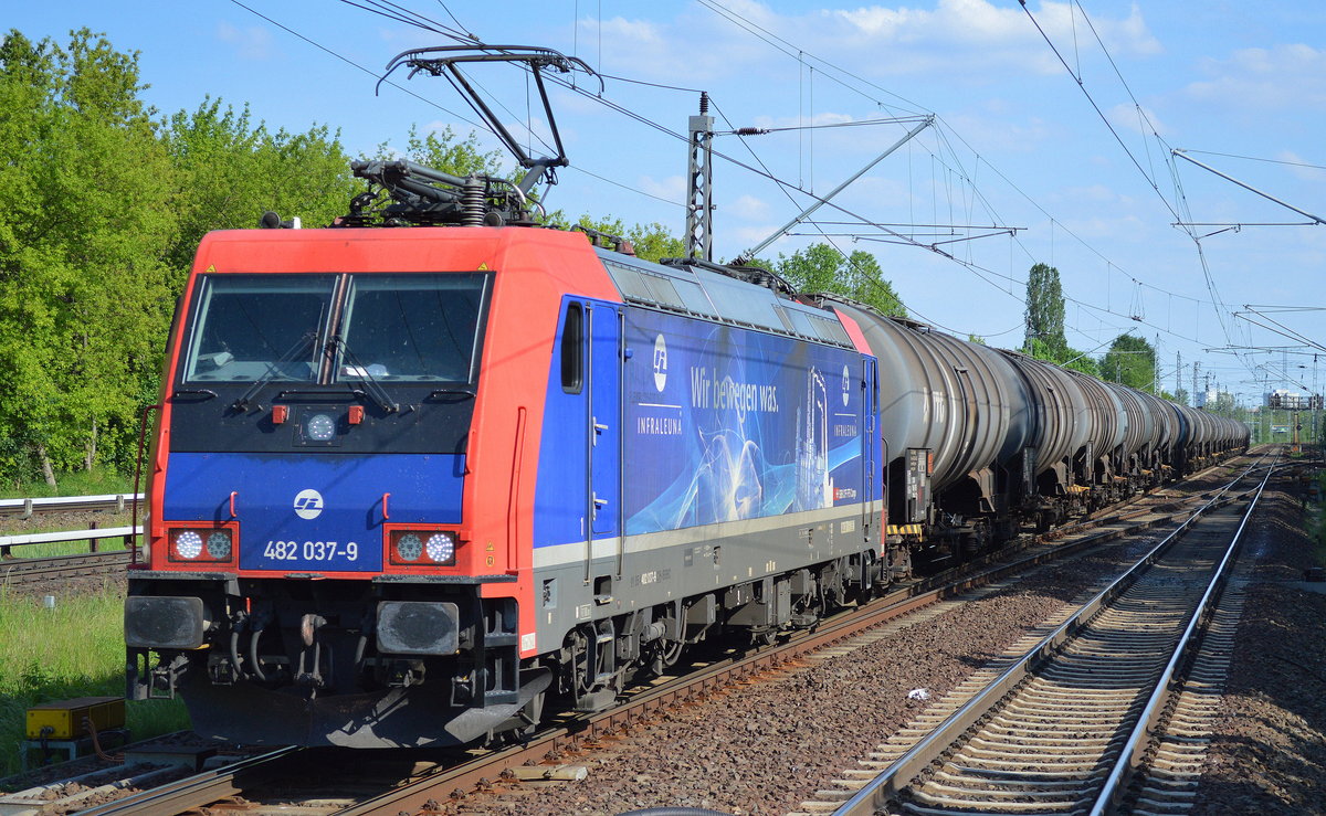 InfraLeuna mit ihrer Re 482 037-9 und Kesselwagenzug (leer) Richtung Stendell am 22.05.17 Berlin-Hohenschönhausen.