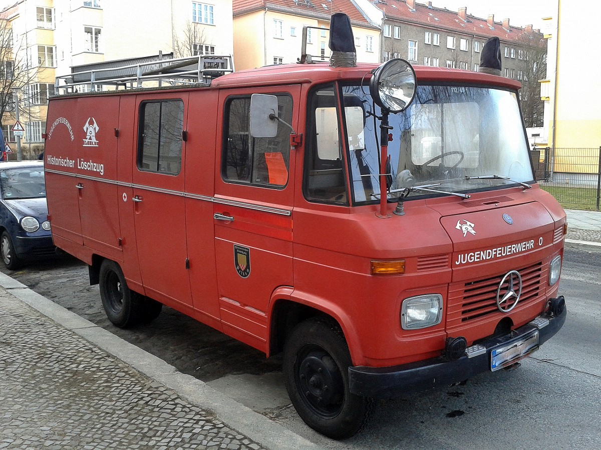 Inzwischen in privater Hand, wie schon daraufsteht, ein Historisches Feuerfahrzeug, ein MB Transporter, einst bei der Jugendfeuerwehr in Pelkum einem Statdtteil von Hamm am 25.02.15 Berlin-Pankow. 